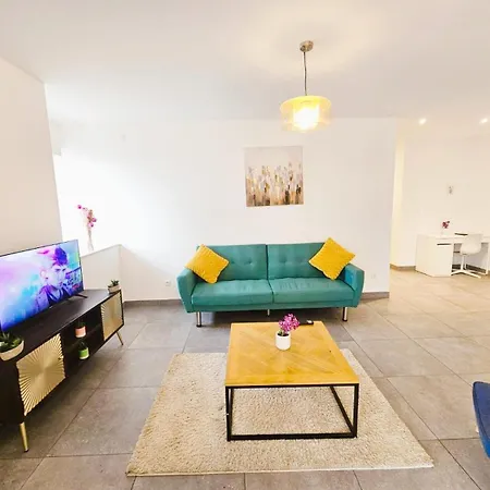 Apartment Relaxing 3Br Stay With Terrace And Parking *