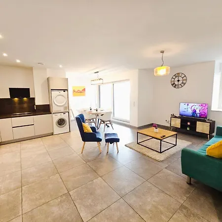 Relaxing 3Br Stay With Terrace And Parking Apartment