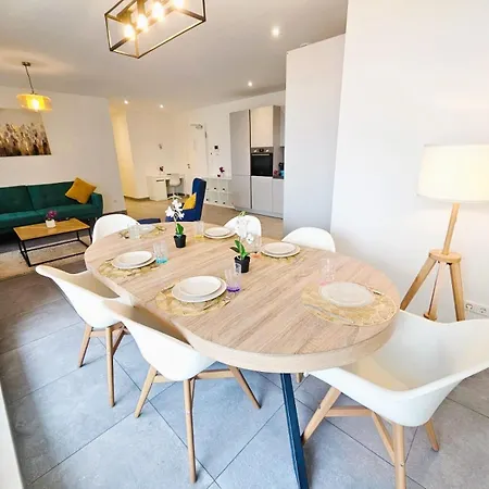 Apartment Relaxing 3Br Stay With Terrace And Parking