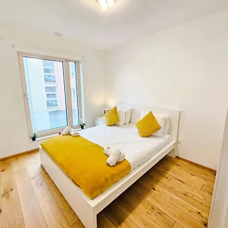 Apartment Relaxing 3Br Stay With Terrace And Parking