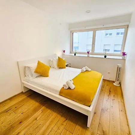 Apartment Relaxing 3Br Stay With Terrace And Parking