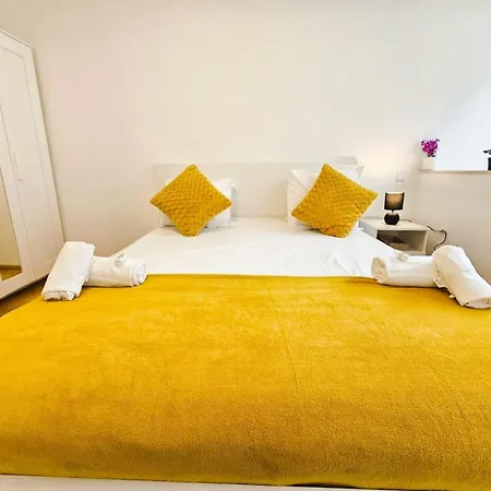 Relaxing 3Br Stay With Terrace And Parking Apartment