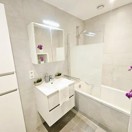 Apartment Relaxing 3Br Stay With Terrace And Parking